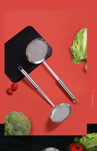 Détail de cuillère écumoire en inox, panier à mailles fines et long manche pour la cuisine.