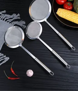 Set de tamis en acier inoxydable, écumoire de cuisine pour filtration, détail robuste.