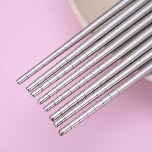 Set di bacchette in metallo di acciaio inossidabile, stoviglie lunghe antiscivolo vista principale.