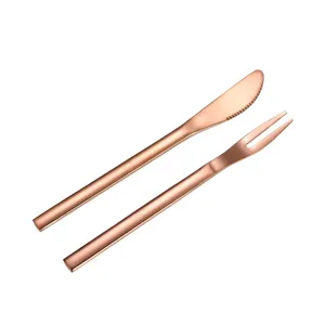 Roségoldenes Edelstahl Besteckset mit Dessertmesser und Kuchengabel für edlen Genuss.