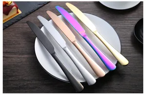 Primer plano detallado de un juego de cuchillos para carne de acero inoxidable.