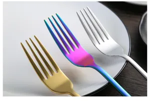 Juego de tenedores de cena de acero inoxidable, detalle de cubiertos occidentales multicolores.