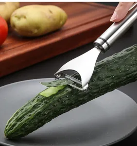 Pelador de verduras de acero inoxidable vista detallada muestra hoja afilada para pepino.