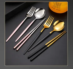 Tragbares Besteckset aus Edelstahl mit Löffel Gabel und Stäbchen im modernen minimalistischen Stil.