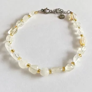 Natural irregular crystal chip beaded bracelet with shiny gold tone metal accents for women