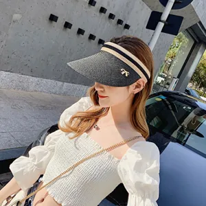 Primo piano del cappello da sole intrecciato con fiocco, perfetto per le vacanze estive.