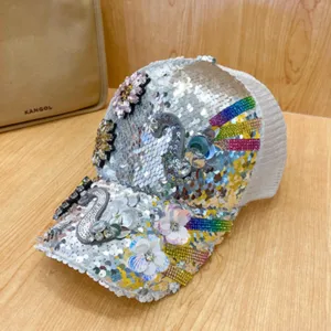 Elegante cappellino da baseball con paillettes e toppe di cigno con strass per donne.