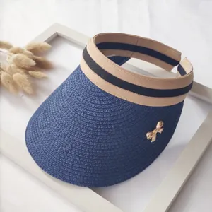 Visiera parasole in paglia intrecciata con dettaglio fiocco, perfetta per vacanze estive e spiaggia.