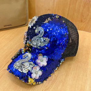 Berretto da baseball con paillettes blu e strass, design cigno di cristallo, retro in rete.