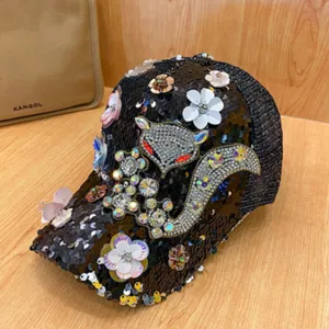Vista dettagliata del cappellino da baseball nero con paillettes, volpe e fiori in strass.