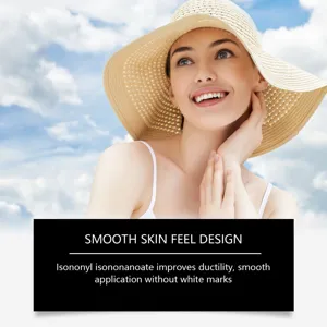Vue détaillée de la crème solaire avec un modèle souriant portant un chapeau de paille.