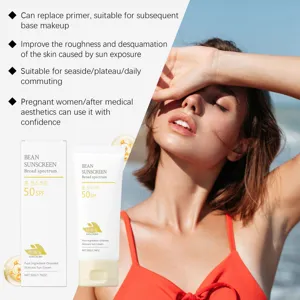 Vue détaillée de la crème solaire avec protection SPF 50, texture et scène de plage.