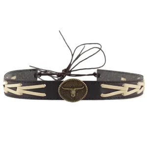 Gedetailleerd overzicht van een vintage bruine leren band met antiek bronzen stierkopornament