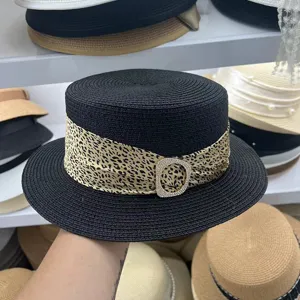 Sombrero de paja plano negro con cinta de leopardo y hebilla con estrás para playa.