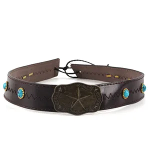 Detailopname van vintage bruine leren riem met turquoise stenen en bronzen stergusp.