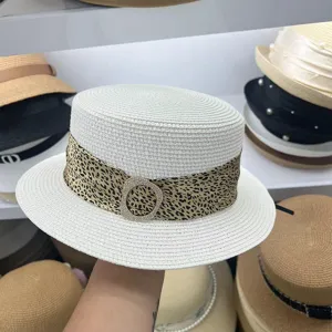 Elegante sombrero de paja plano con cinta de leopardo chic y hebilla de pedrería.