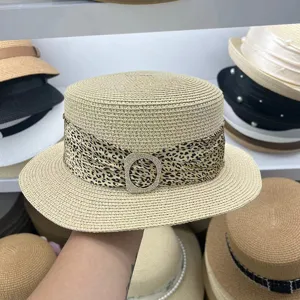 Sombrero de paja plano con cinta de leopardo y hebilla de metal con diamantes de imitación.