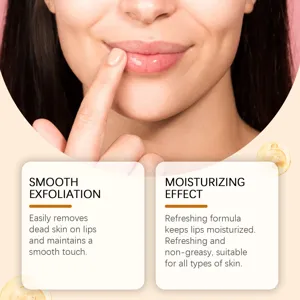 Gros plan du gommage à lèvres montrant l'effet exfoliant et hydratant pour des lèvres.