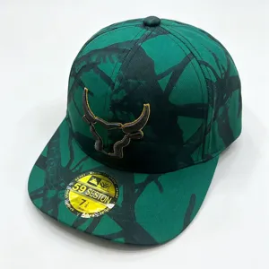 Vue détaillée de la casquette de baseball camouflage plate avec broderie et autocollant.