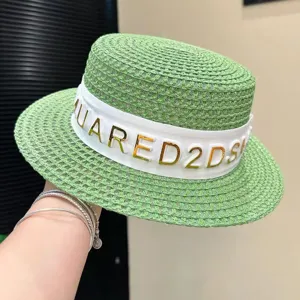 Vista dettagliata del cappello di paglia piatto verde con nastro a lettere bianche per l'estate.