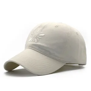 Cappellino da baseball beige in cotone con elegante ricamo floreale bianco, cappello casual.