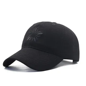 Cappellino da baseball nero con ricamo floreale in dettaglio, corona morbida e visiera.
