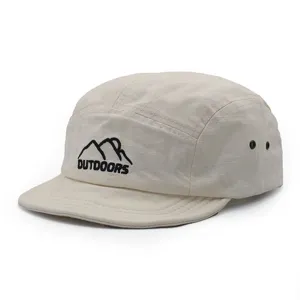 Detailansicht der beigen 5-Panel-Mütze mit kurzem Schirm und Berg-Stickerei.