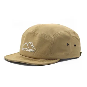 Nahaufnahme der khakifarbenen 5-Panel-Mütze mit Bergbestickung und kurzem Schirm.