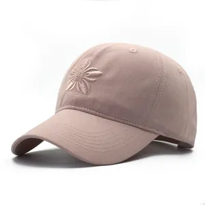 Cappellino da baseball rosa con delicato ricamo floreale, corona morbida e visiera curva casuale.