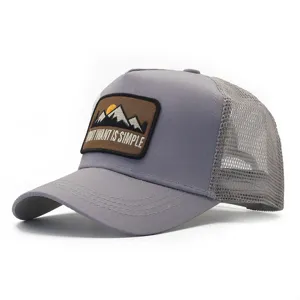 Cappellino trucker grigio in rete con patch ricamata di montagna, berretto sportivo traspirante.