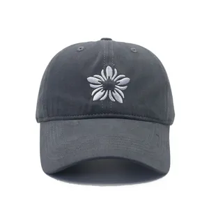 Cappellino da baseball grigio scuro con delicato ricamo floreale bianco per un look casual.