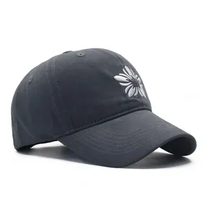 Cappellino da baseball grigio scuro con ricamo di margherita bianca, cappello casual.