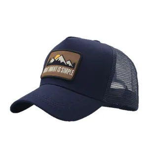 Cappello trucker blu navy con toppa ricamata di montagna e rete traspirante per sport all'aperto.