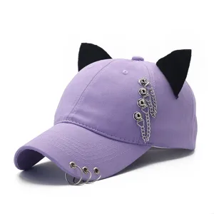Lila Baseballcap mit schwarzen Katzenohren, Metallringen und Ketten für coole Stile.