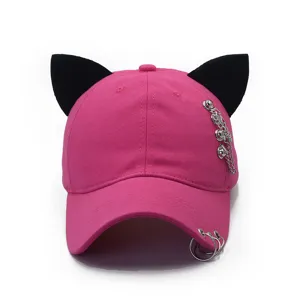 Nahaufnahme Detail der pinken Mode Katzenohr Baseballkappe mit coolem Silber Kettendekor.