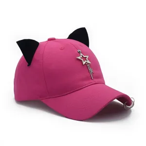 Rosa Baseballkappe mit schwarzen Katzenohren, Metall Stern Anhänger und Ring Krempe.