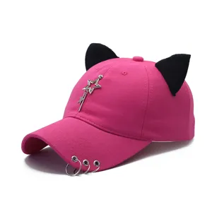 Rosa Baseballcap mit schwarzen Katzenohren, Stern Anhänger und Metallringen am Schirm.