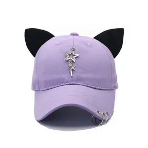 Nahaufnahme der lila Baseballkappe mit süßen schwarzen Katzenohren und Stern-Accessoires.