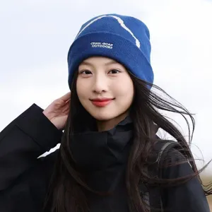 Women's blue knitted beanie with CHAN GCAP logo for outdoor skiing