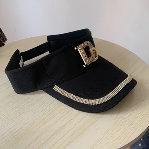 Schwarze Damen Sonnenblende Kappe mit Strass D Buchstabe und glitzernden Kanten für Sommer.