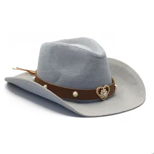 Denim western cowboyhoed met bruine lederen band, parelnagels en strass hart gesp stijlvol.