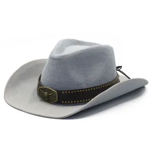 Lichtgrijze denim western cowboyhoed detailweergave met de metalen stierenkop gesp.