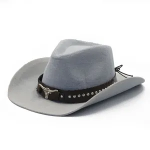 Grijze denim western cowboyhoed detail, vintage jazzpet met bruine lederen band en stierenkop.