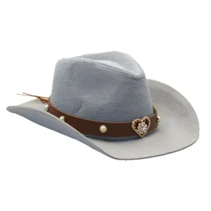 Grijsblauwe denim western cowboyhoed met bruine lederen band, parelnagels en strass hartgesp.