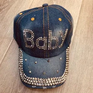 Stijlvolle denim honkbalpet met strass babyletters en fonkelende vizierdetails.