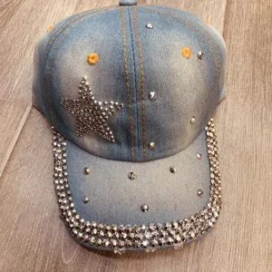 Gedetailleerd uitzicht op de strass-steentjes denim honkbalpet met sprankelende ster.