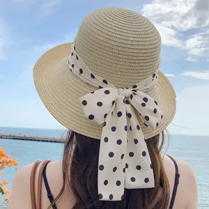 Vue détaillée arrière d'un chapeau de paille élégant avec un ruban à pois et un nœud.