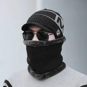 Berretto in maglia caldo uomo inverno con visiera e scaldacollo in peluche fodera pile.