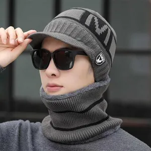 Uomo inverno spessa berretto in maglia e scaldacollo set caldo pile foderato grigio
