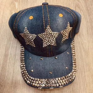 Denim honkbalpet met sprankelende strass-sterren en bezette rand voor zomerse mode.